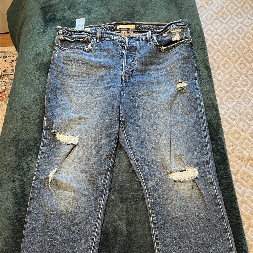 Distressed Levi’s wedgie jeans